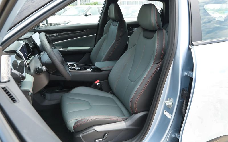 Новый крутой кроссовер Atlas от Geely пойман в России накануне официального дебюта
