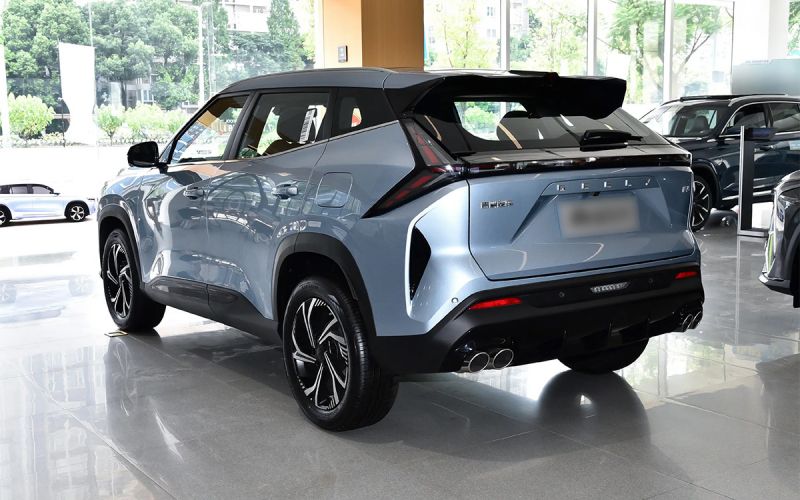 Новый крутой кроссовер Atlas от Geely пойман в России накануне официального дебюта