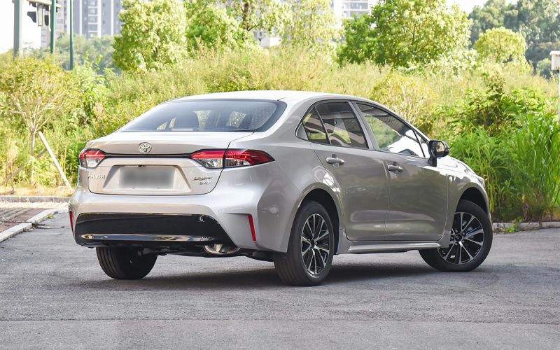 В Россию привозят новый дешевый седан Toyota. Фотографии, подробности и цены