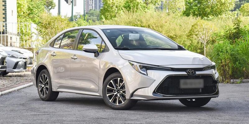 В Россию привезли новый бюджетный седан Toyota. Фото, подробности и цена