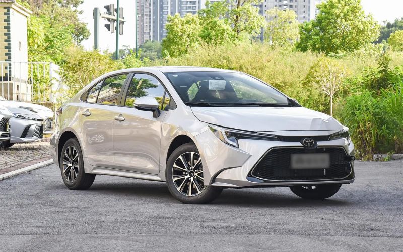 В Россию привозят новый дешевый седан Toyota. Фотографии, подробности и цены