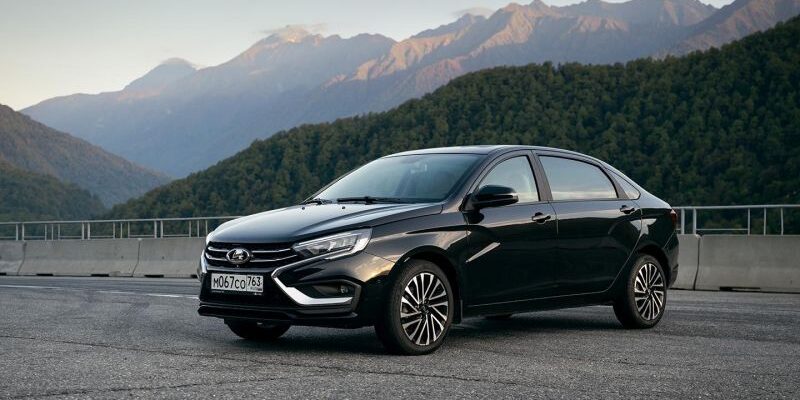 АвтоВАЗ подготовил необычную Lada Aura. Новый мотор и красный салон