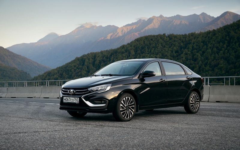 АвтоВАЗ подготовил необычную Lada Aura. Новый двигатель и красный салон