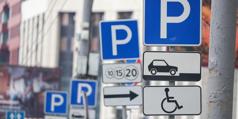Chery и Kia возглавили антирейтинг по эвакуации с парковок для инвалидов