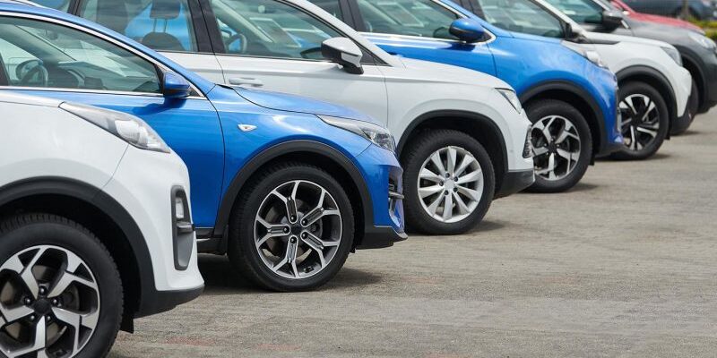 Какие автомобили до ₽2 млн предпочли выбрать в России. Опрос Autonews