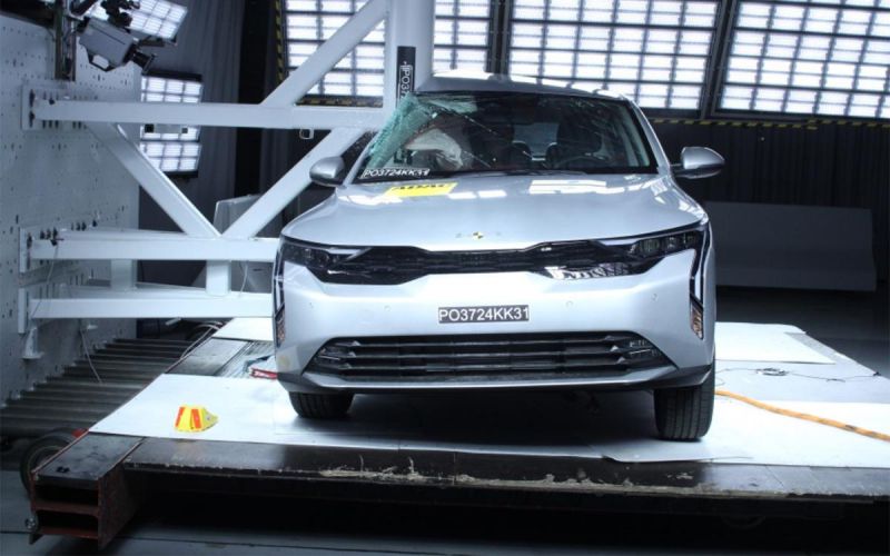 Южнокорейский седан Kia K3 попал в аварию во время краш-теста. Доступно в России