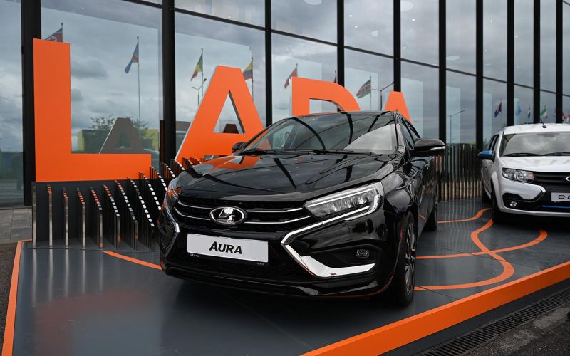 Путина и первый автомобиль Рольфа Lada Halo лишили прав номерных знаков: итоги