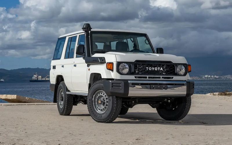 В Россию прибыл необычный Toyota Land Cruiser со шноркелем и раздаточной коробкой