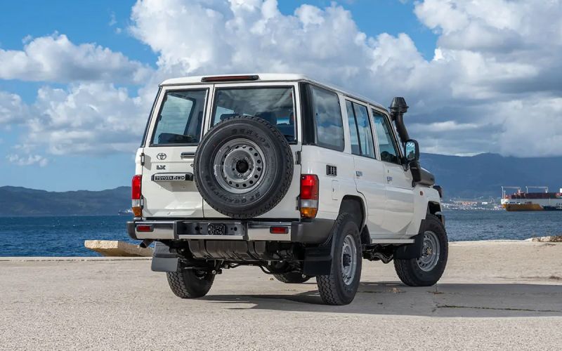 В Россию прибыл необычный Toyota Land Cruiser со шноркелем и раздаточной коробкой