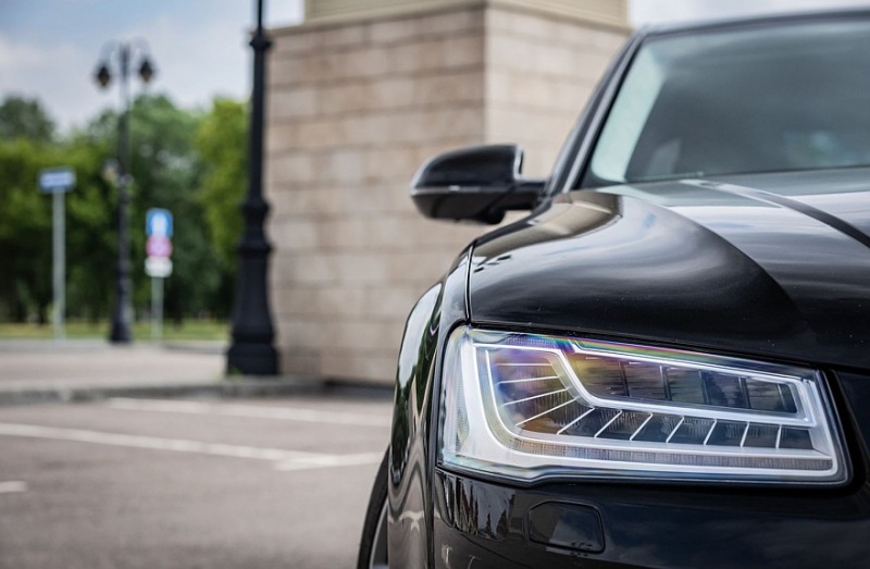 Audi A8 III (D4/4H) пробег: лобовое стекло 500 000, фара 800, светодиодная фара 15 руб