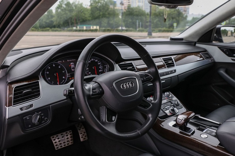 Audi A8 III (D4/4H) пробег: лобовое стекло 500 000, фара 800, светодиодная фара 15 руб