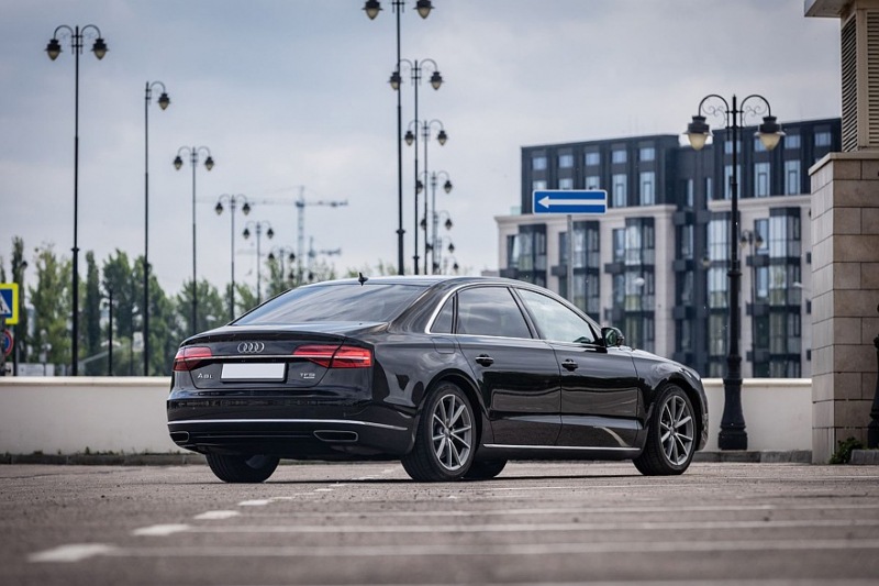 Audi A8 III (D4/4H) пробег: лобовое стекло 500 000, фара 800, светодиодная фара 15 руб