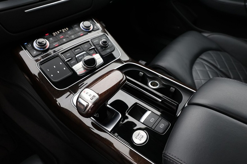 Audi A8 III (D4/4H) пробег: лобовое стекло 500 000, фара 800, светодиодная фара 15 руб