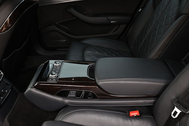 Audi A8 III (D4/4H) пробег: лобовое стекло 500 000, фара 800, светодиодная фара 15 руб
