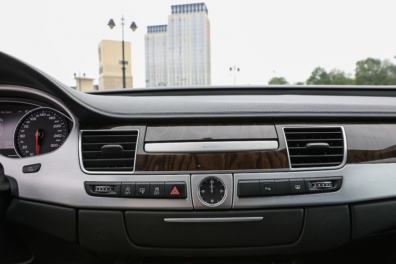 Audi A8 III (D4/4H) пробег: лобовое стекло 500 000, фара 800, светодиодная фара 15 руб