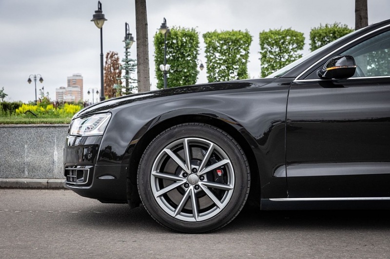 Audi A8 III (D4/4H) пробег: лобовое стекло 500 000, фара 800, светодиодная фара 15 руб