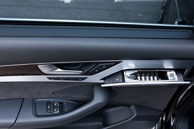 Audi A8 III (D4/4H) пробег: лобовое стекло 500 000, фара 800, светодиодная фара 15 руб