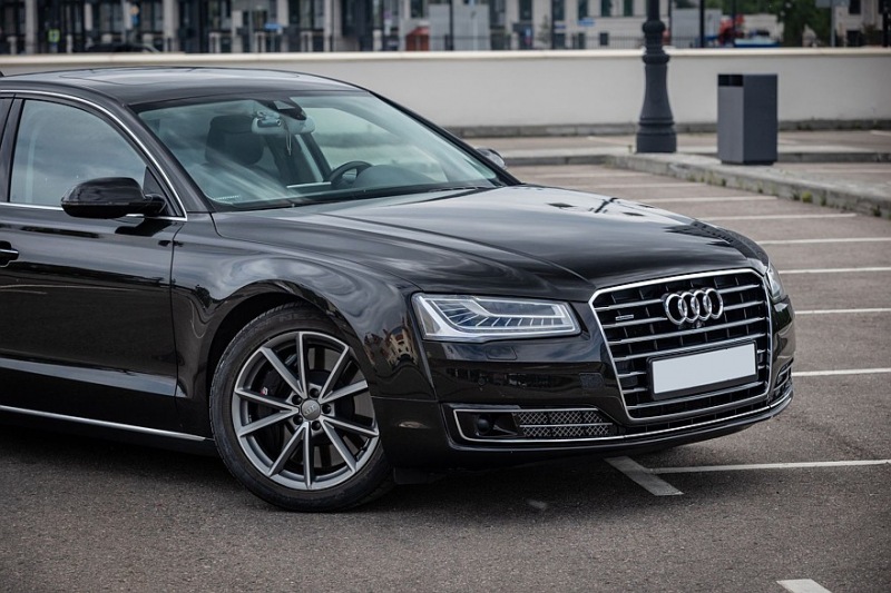 Audi A8 III (D4/4H) пробег: лобовое стекло 500 000, фара 800, светодиодная фара 15 руб