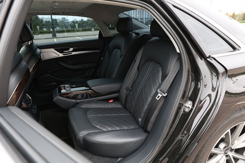 Audi A8 III (D4/4H) пробег: лобовое стекло 500 000, фара 800, светодиодная фара 15 руб
