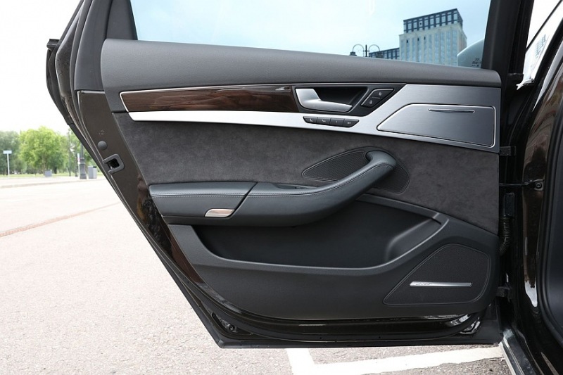 Audi A8 III (D4/4H) пробег: лобовое стекло 500 000, фара 800, светодиодная фара 15 руб