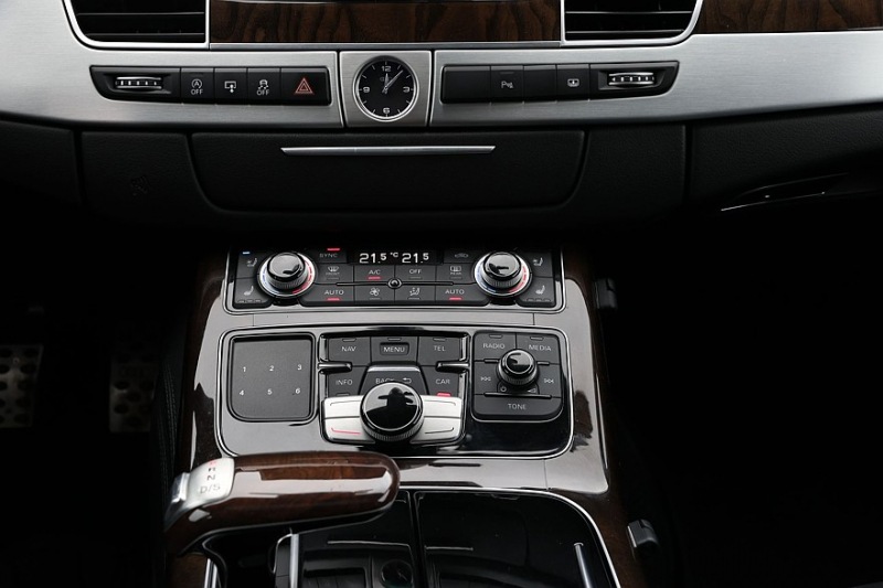 Audi A8 III (D4/4H) пробег: лобовое стекло 500 000, фара 800, светодиодная фара 15 руб