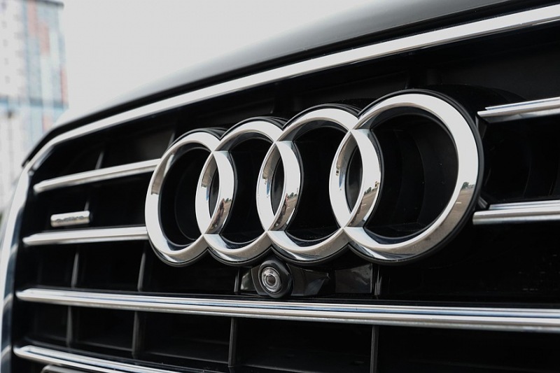 Audi A8 III (D4/4H) пробег: лобовое стекло 500 000, фара 800, светодиодная фара 15 руб