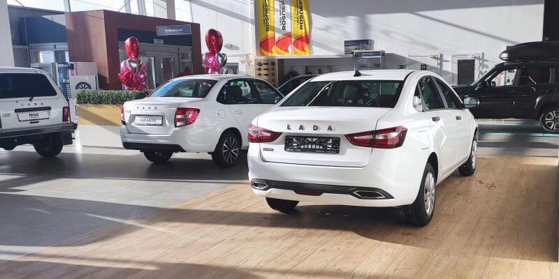 АвтоВАЗ заявил о росте продаж третий месяц подряд. Топ-3 моделей