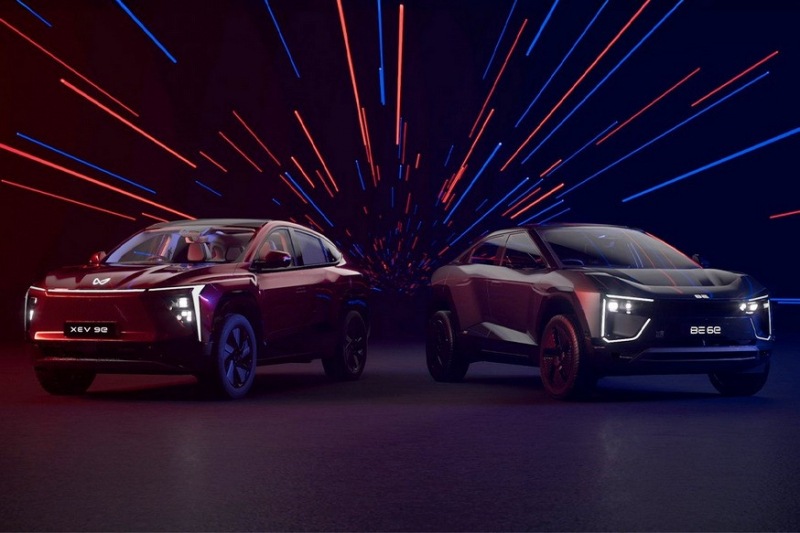 Mahindra India анонсирует одновременно два необычных кроссовера