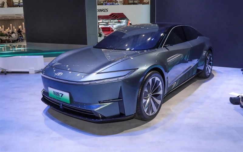 Точно так же, как Камри, но с электродвигателем. Toyota представила новый седан