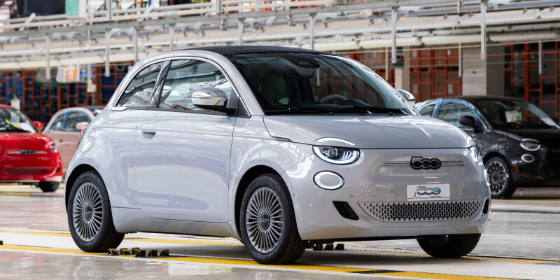Слабый спрос заставил снова приостановить производство Fiat 500e