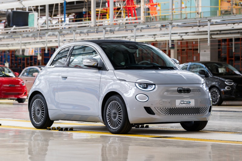 слабый спрос вынуждает Fiat 500e снова остановить производство