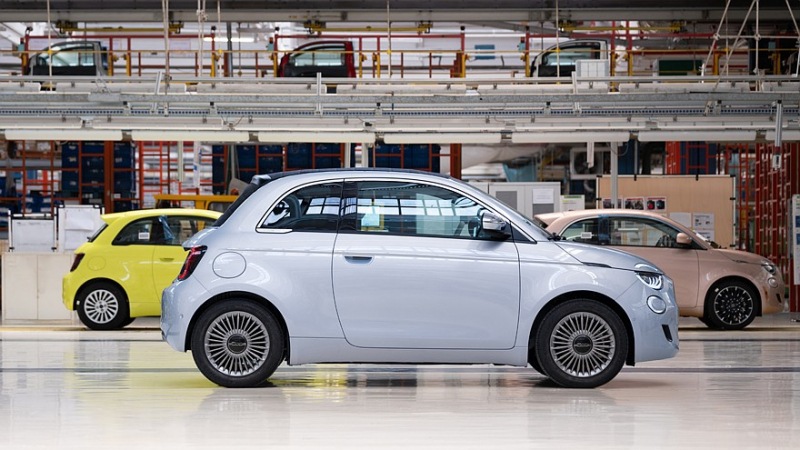 слабый спрос вынуждает Fiat 500e снова остановить производство