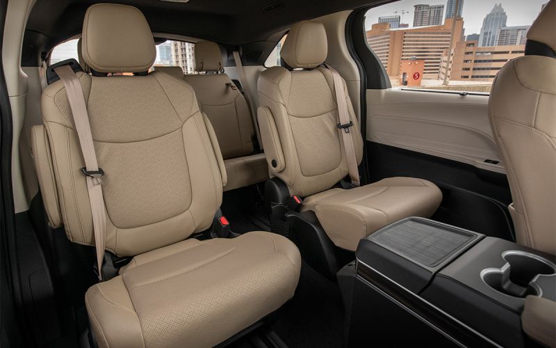 Toyota Sienna возобновила продажи в России. Дилер объявляет цену