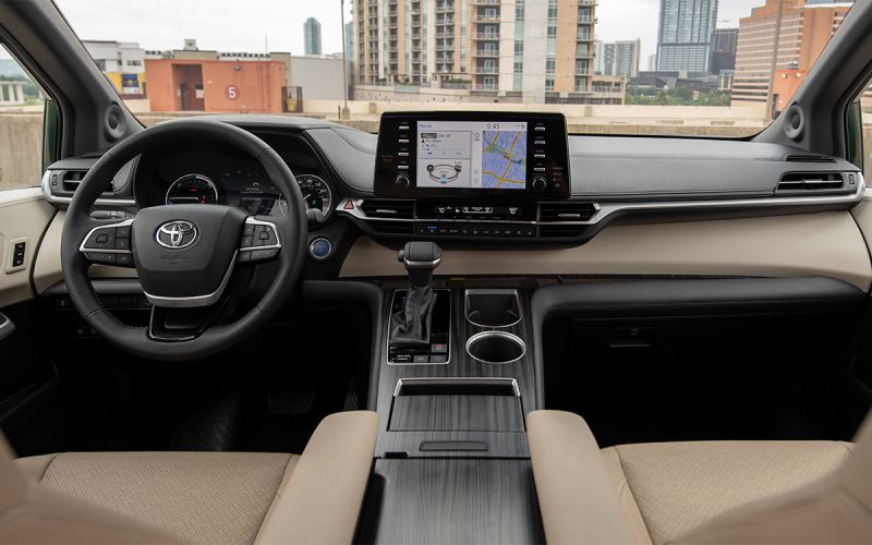 Toyota Sienna возобновила продажи в России. Дилер объявляет цену