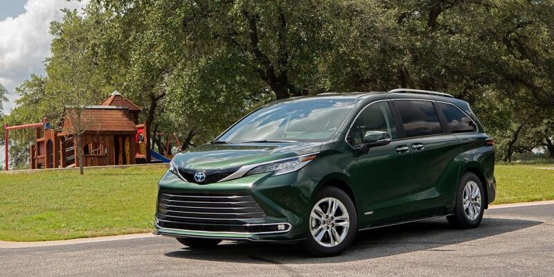 В России возобновили продажи Toyota Sienna. Дилер назвал цены