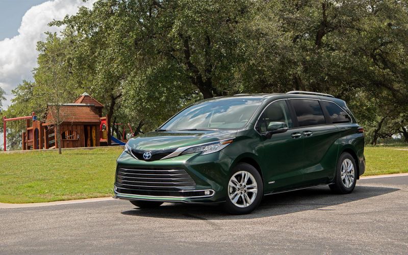 Toyota Sienna возобновила продажи в России. Дилер объявляет цену