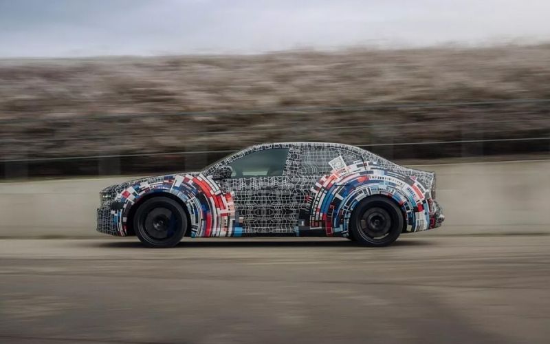 Компания BMW представила первые фотографии Neue Klasse M3. Его мощность превышает 1000 лошадиных сил.

