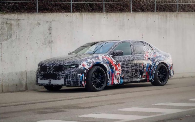 Компания BMW представила первые фотографии Neue Klasse M3. Его мощность превышает 1000 лошадиных сил.

