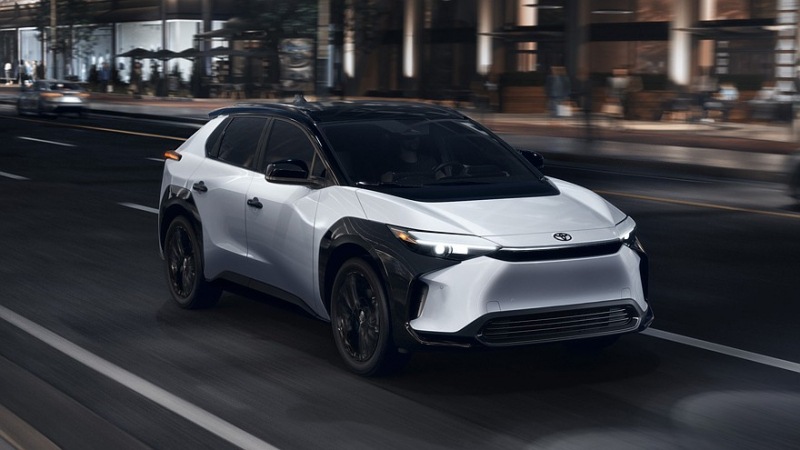 кроссовер Toyota bZ4X получил новый «темный» вариант и значительное снижение цен
