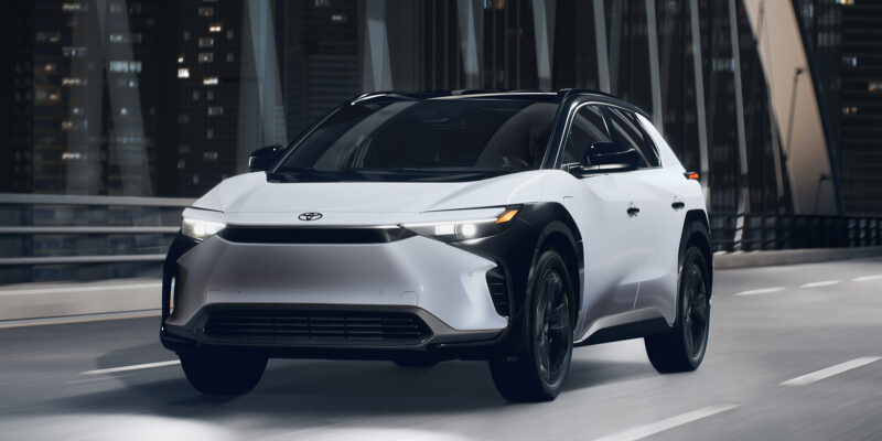Кроссовер Toyota bZ4X обзавёлся новой «затемнённой» версией и ощутимо подешевел