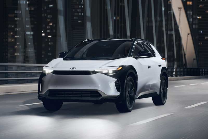 кроссовер Toyota bZ4X получил новый «темный» вариант и значительное снижение цен