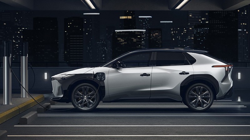 кроссовер Toyota bZ4X получил новый «темный» вариант и значительное снижение цен