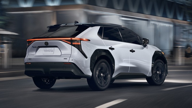 кроссовер Toyota bZ4X получил новый «темный» вариант и значительное снижение цен