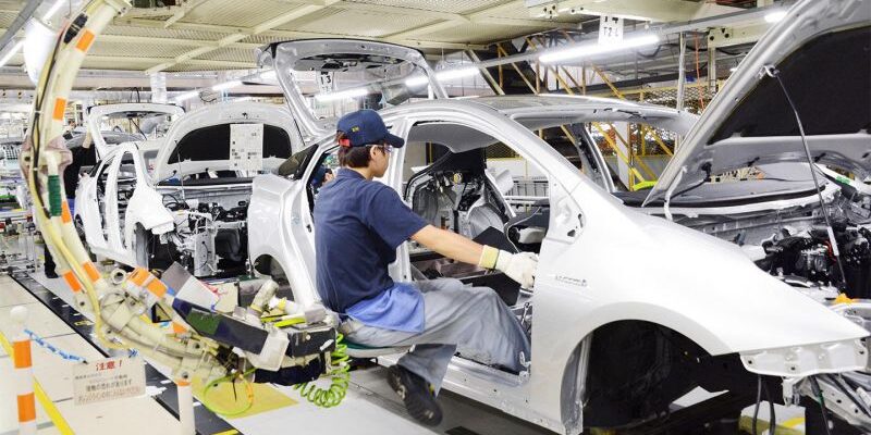 Производство Toyota снижается 10-й месяц подряд. Но продажи начали расти