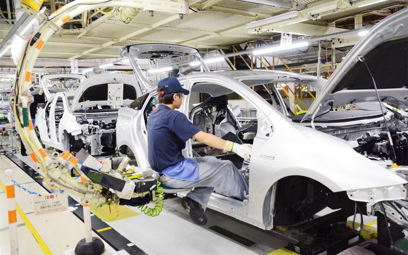 Производство автомобилей Toyota падает десятый месяц подряд. Но продажи начали расти