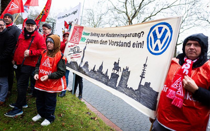 Сотрудники Volkswagen решили усилить забастовку в честь Рождества