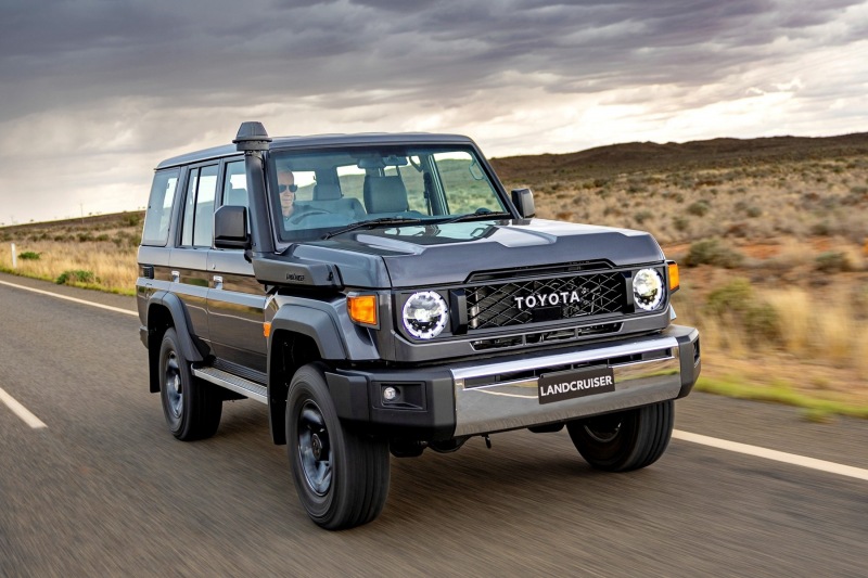 Toyota Land Cruiser 70 теряет двигатель V8 на ключевых рынках и получает новую версию с механической коробкой передач