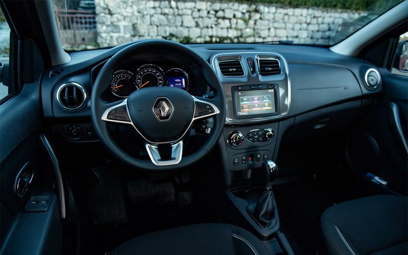 В России поступил в продажу 3-летний Renault Sandero без пробега цена