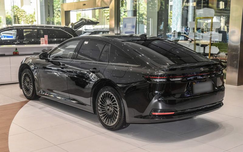 Новая Toyota Crown прибыла в Россию. Но левый руль