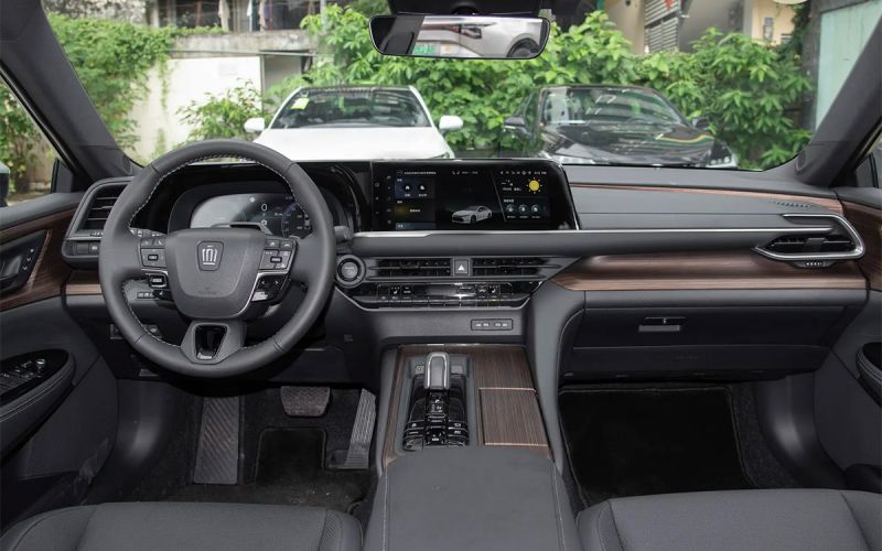 Новая Toyota Crown прибыла в Россию. Но левый руль